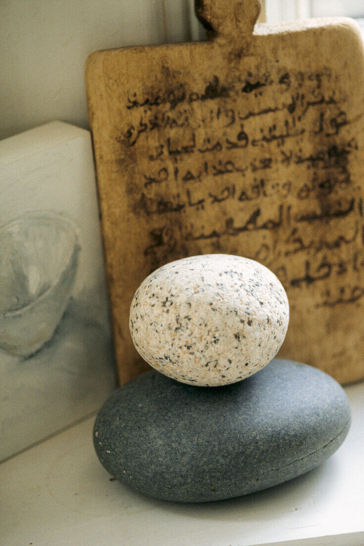 Kieselsteine und hölzernes Artefakt