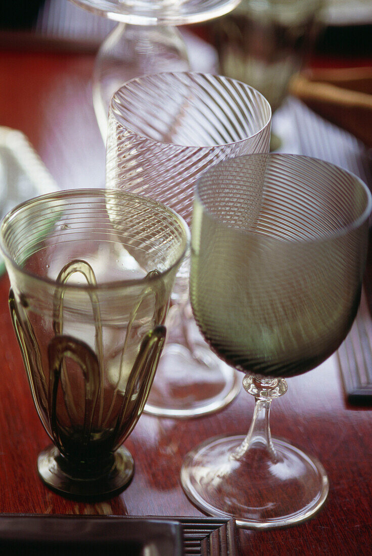 Sammlung von strukturierten farbigen Gläsern auf einer Tischplatte
