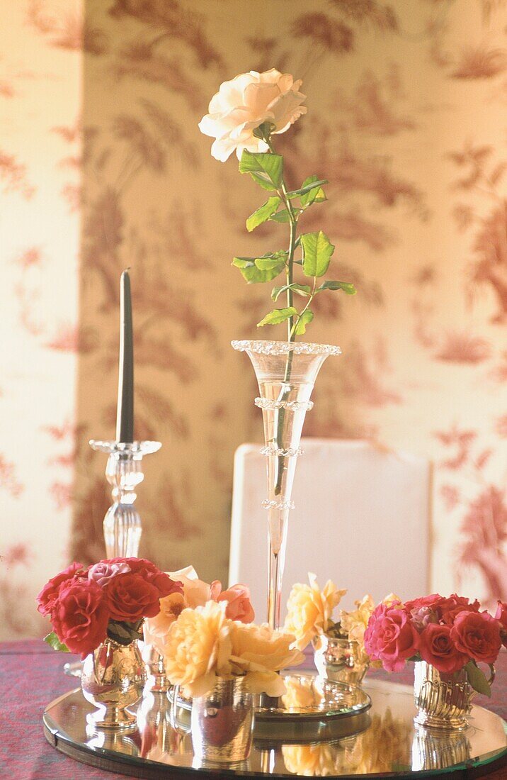 Tisch mit Blumenschmuck
