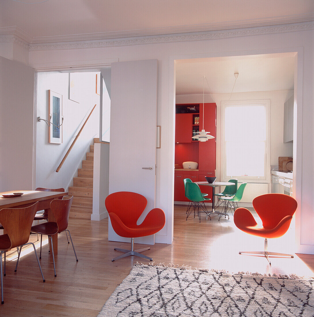 Moderner offener Wohnbereich mit Verbindung zur Küche mit bunten Möbeln aus dem zwanzigsten Jahrhundert