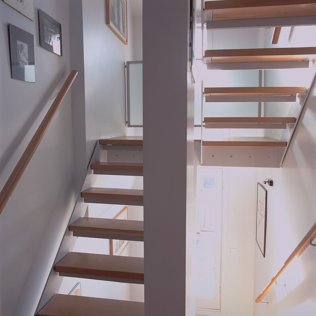 Moderne Treppe mit offenen Stufen aus Holz und Aluminium, mit verstärkten Glaspaneelen auf den Podesten