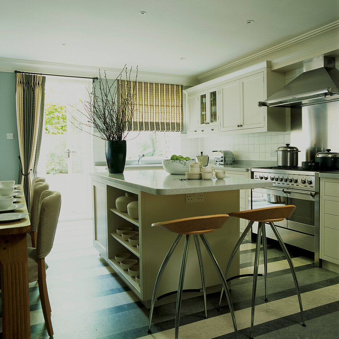 Open plan kitchen and dining room