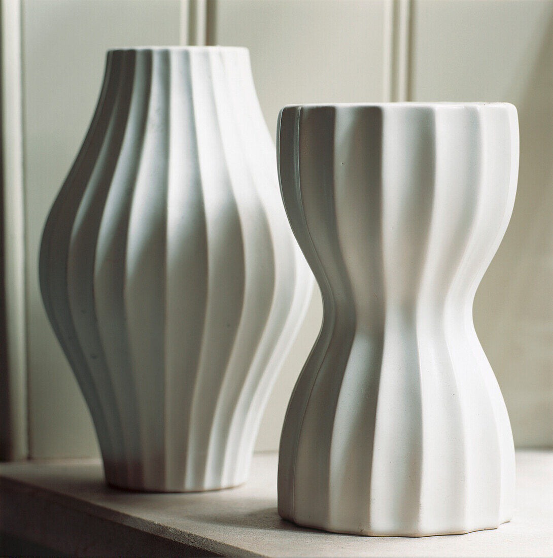 Zwei moderne weiße Keramikvasen