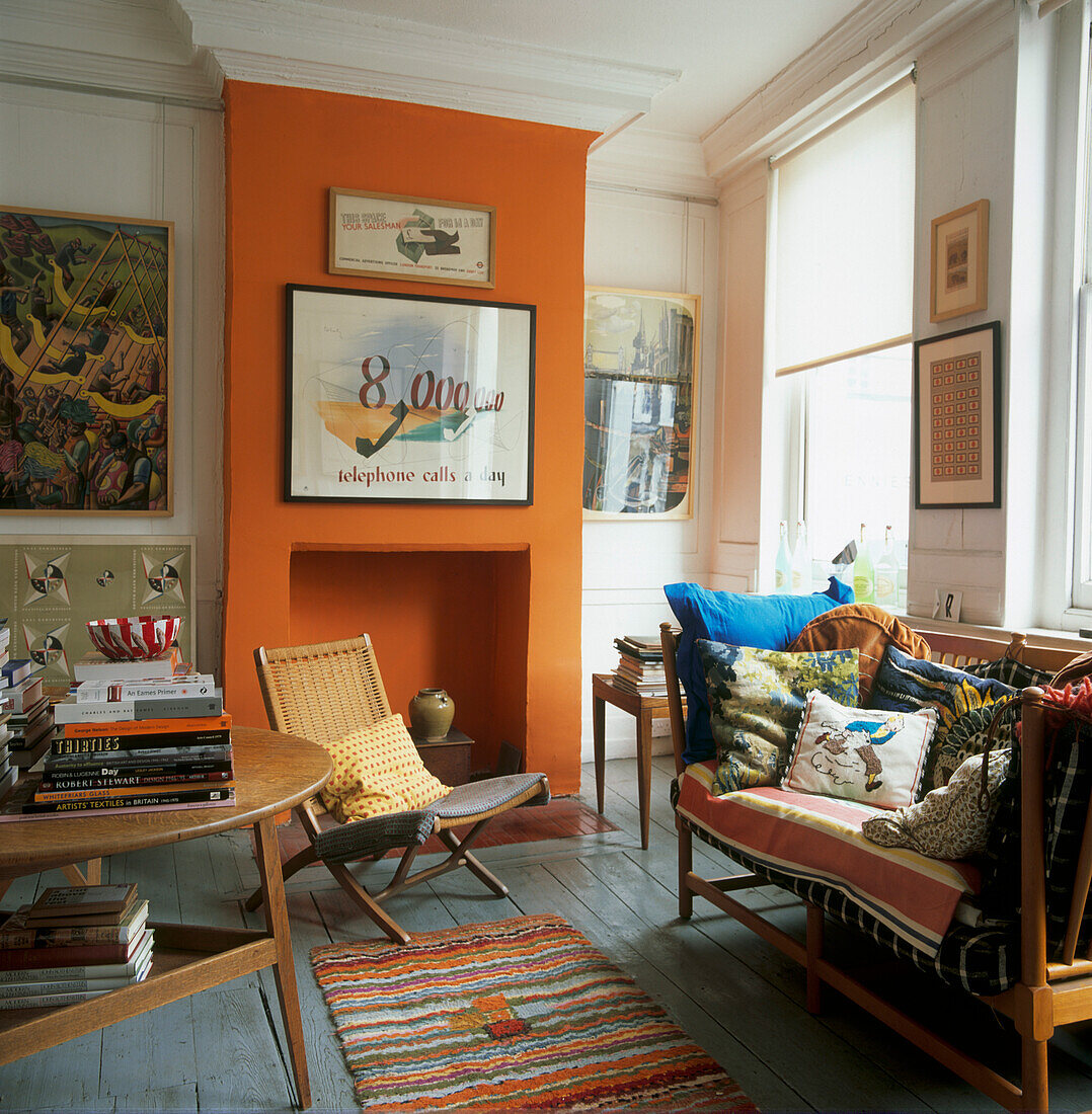Weißes und orangefarbenes Wohnzimmer mit modernen antiken Möbeln