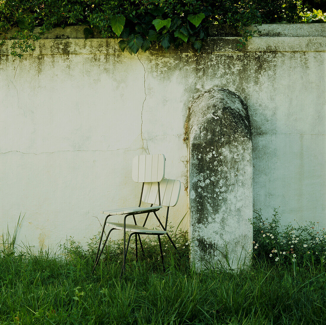 Gartenmauer mit Stühlen