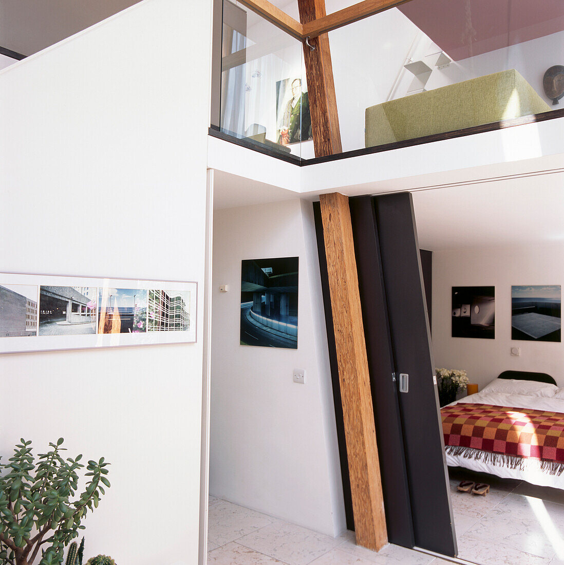 Zwischengeschoss über dem Schlafzimmer in einem von einem Architekten entworfenen offenen Umbau