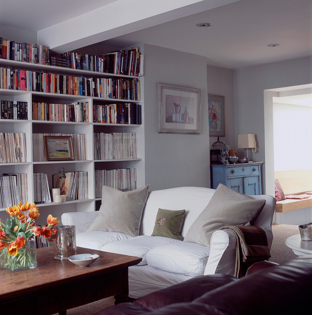 Bequeme Sofas neben einem eingebauten Bücherregal im gemütlichen Wohnzimmer