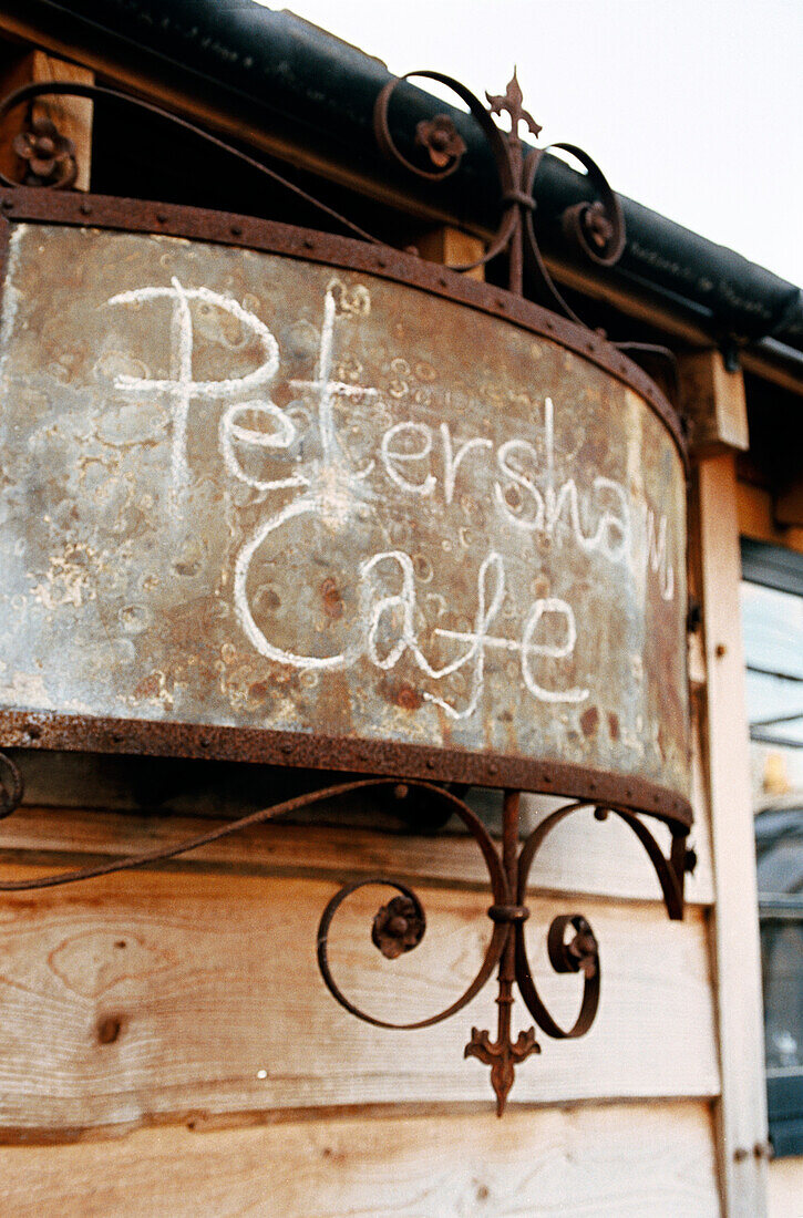 Rostiges Hinweisschild für ein Café in Petersham