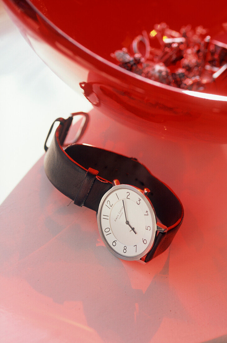 Detail der Armbanduhr eines Mannes auf dem Tisch