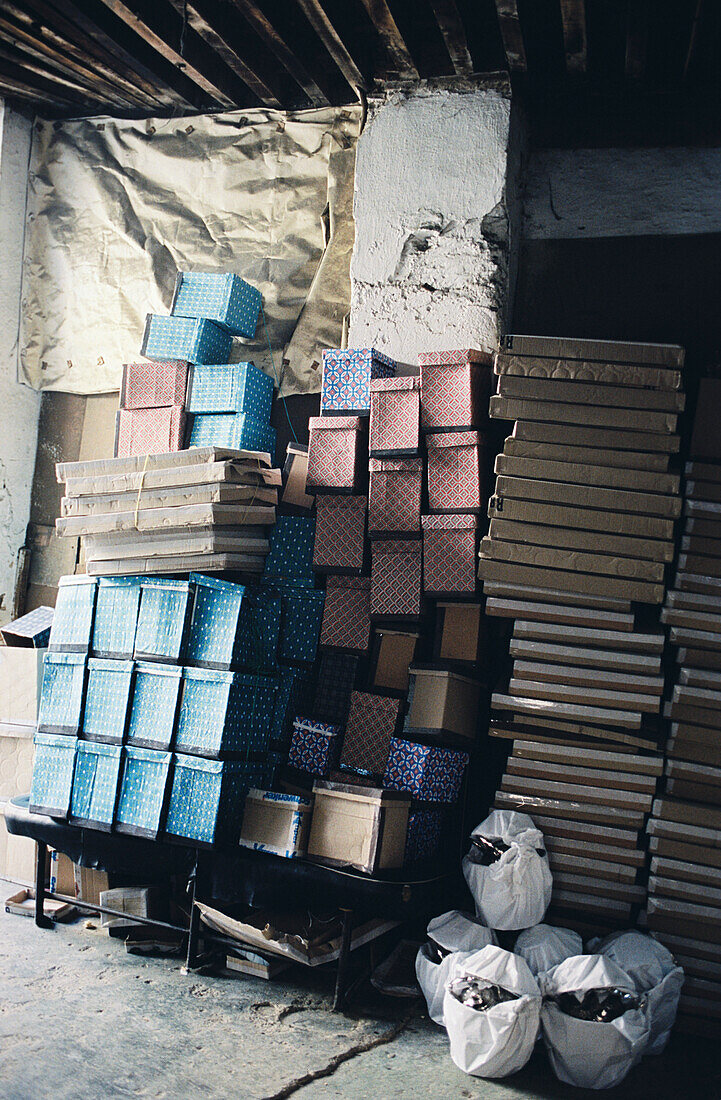 Stapel von Kisten in einer Gasse in der Medina von Fez, Marokko