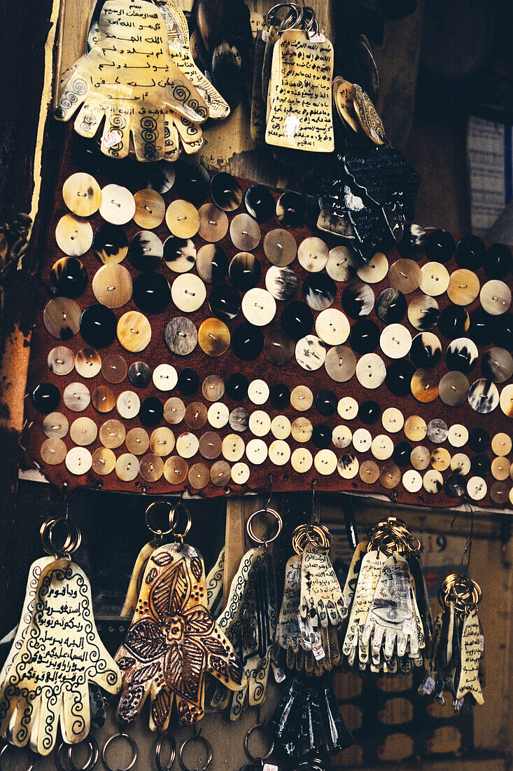 Handgefertigte Souvenirs an einem Marktstand in der Medina von Fez, Marokko