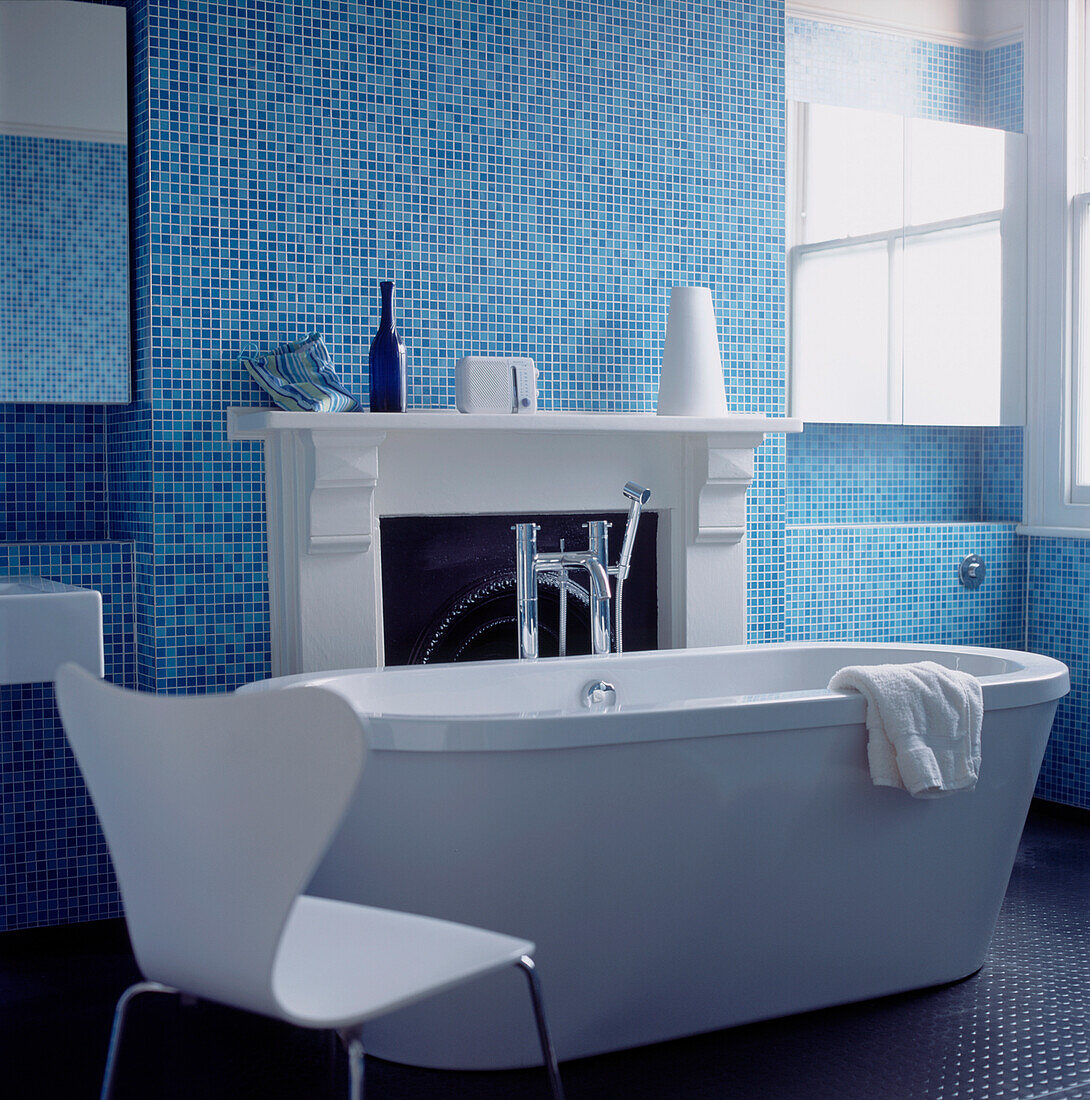 Zeitgenössische Badewanne von Philippe Starck in einem türkisfarbenen Mosaik-Badezimmer