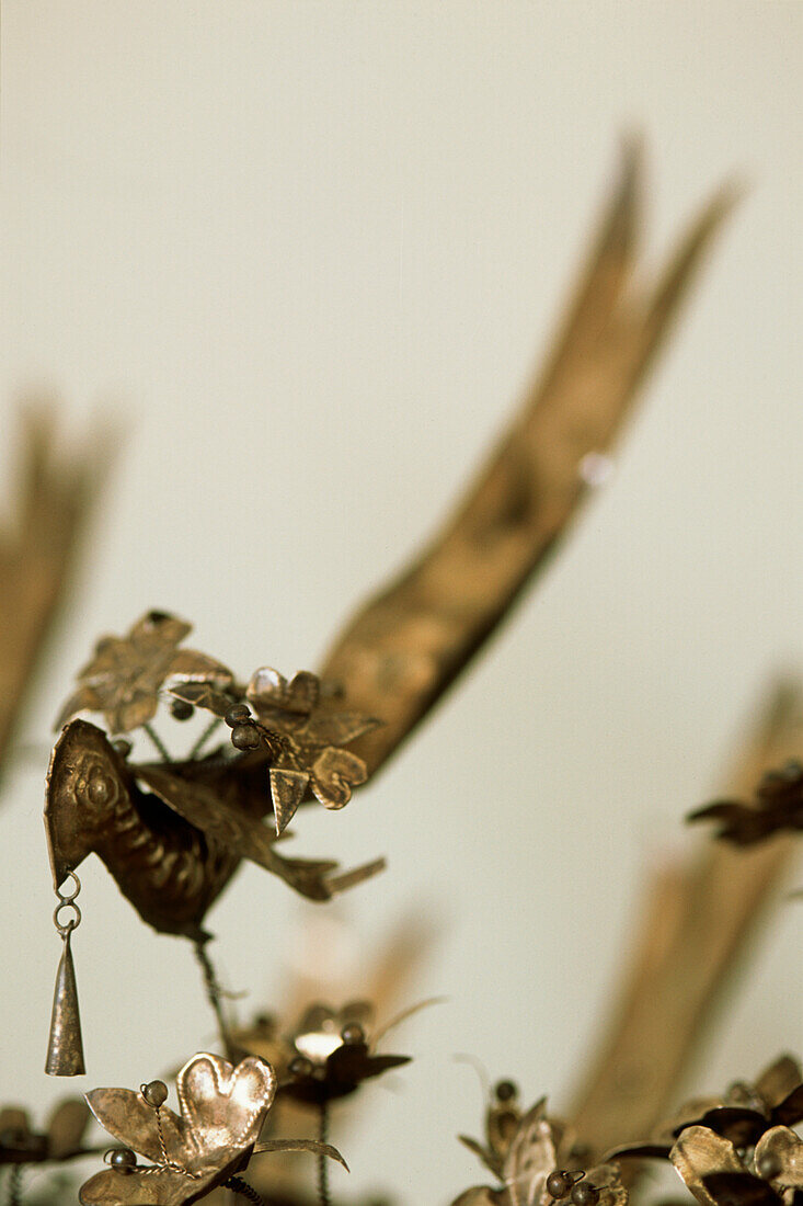 Detail eines alten zeremoniellen Kopfschmucks aus Westchina mit Vogelmotiv