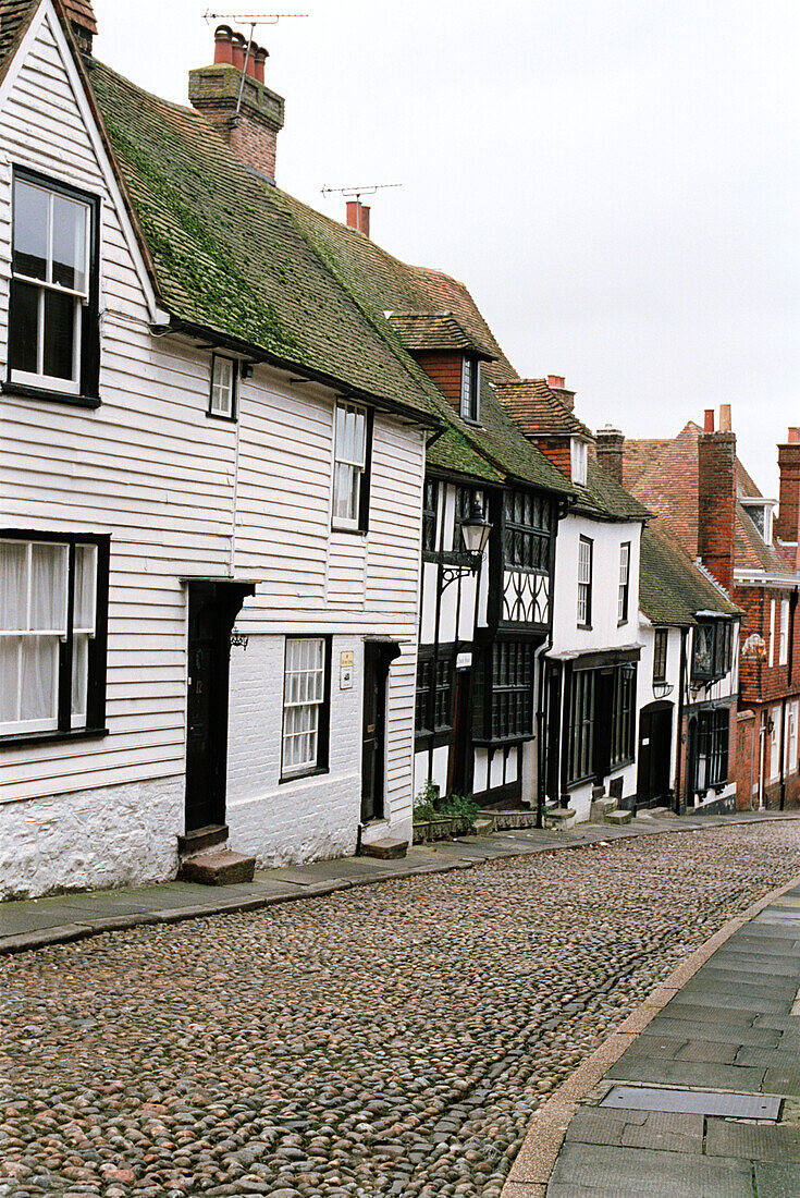 Alte Häuser entlang einer Kopfsteinpflasterstraße in der Stadt Rye East Sussex