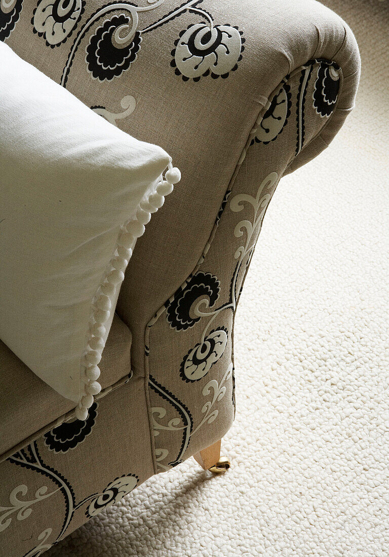 Detail eines gepolsterten gemusterten Sofas