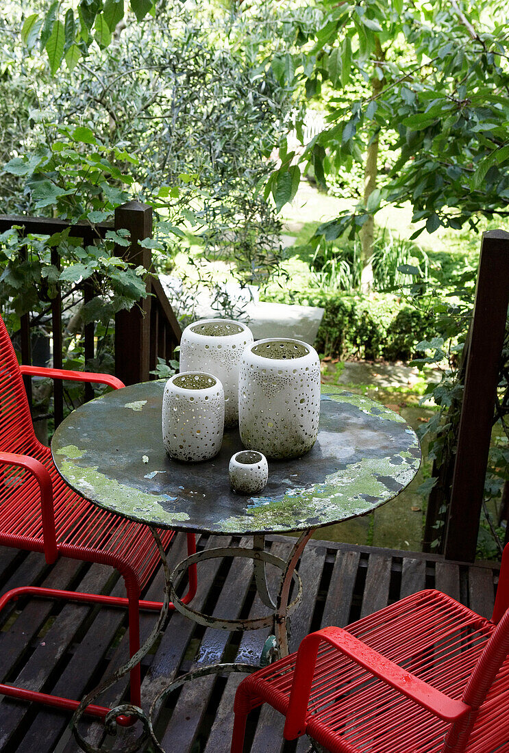 Gartenterrasse mit Tisch und Stühlen