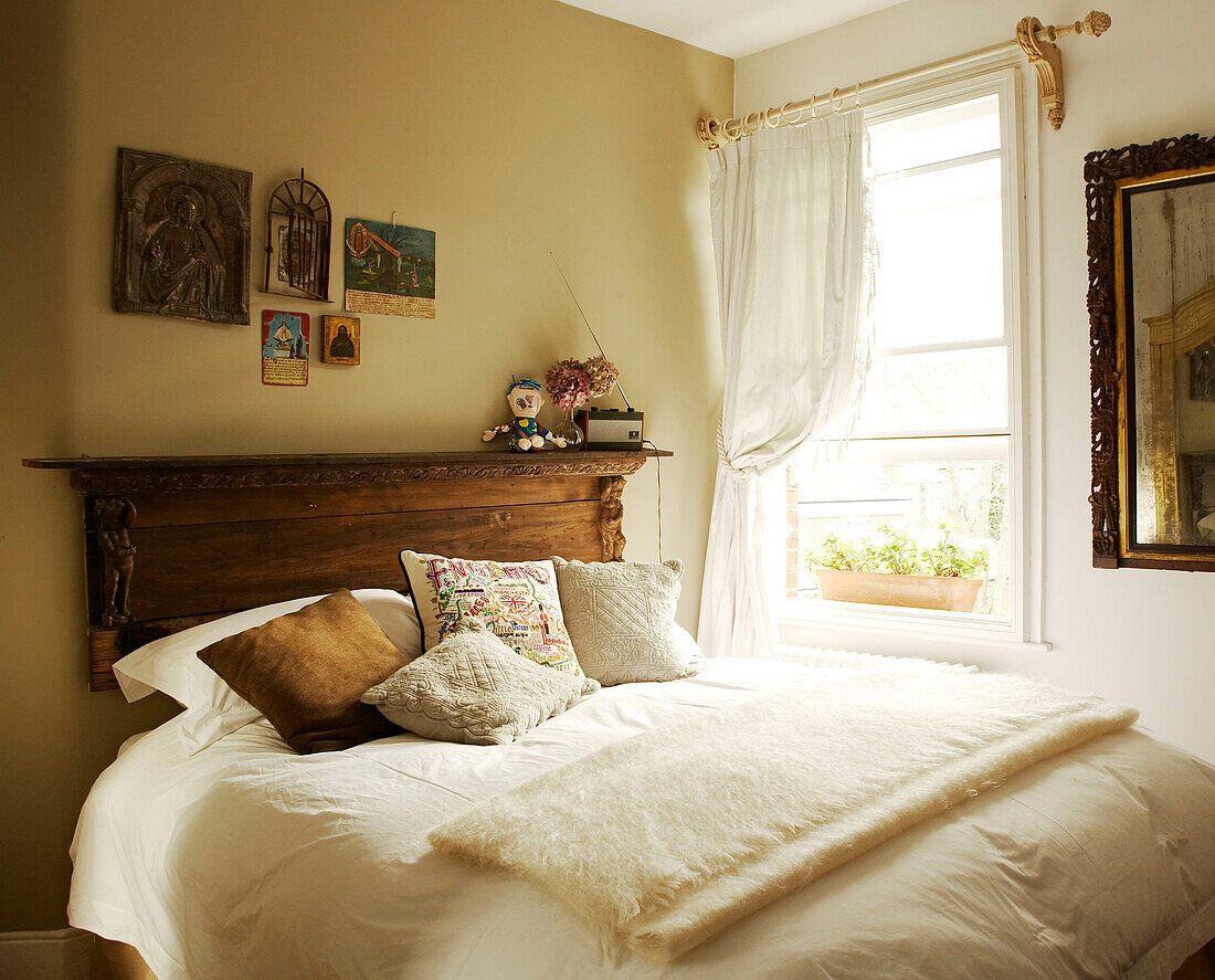 Doppelbett mit Mohair-Decke und Ikonen über einem alten Holzkopfteil