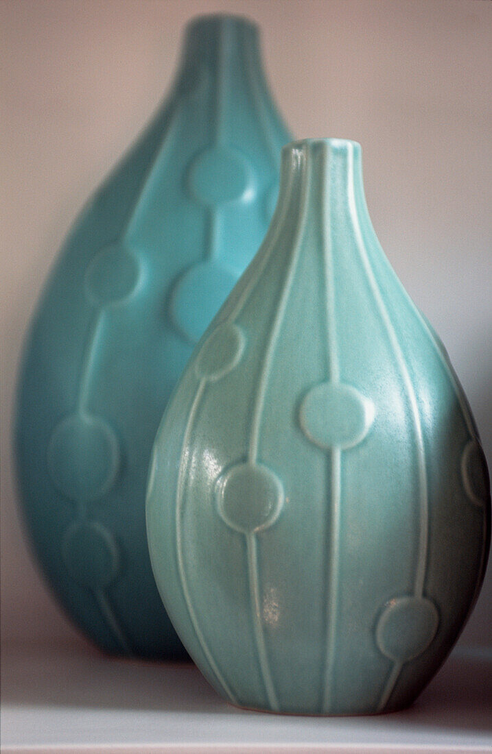 Stilleben mit zwei grün-blauen Vasen