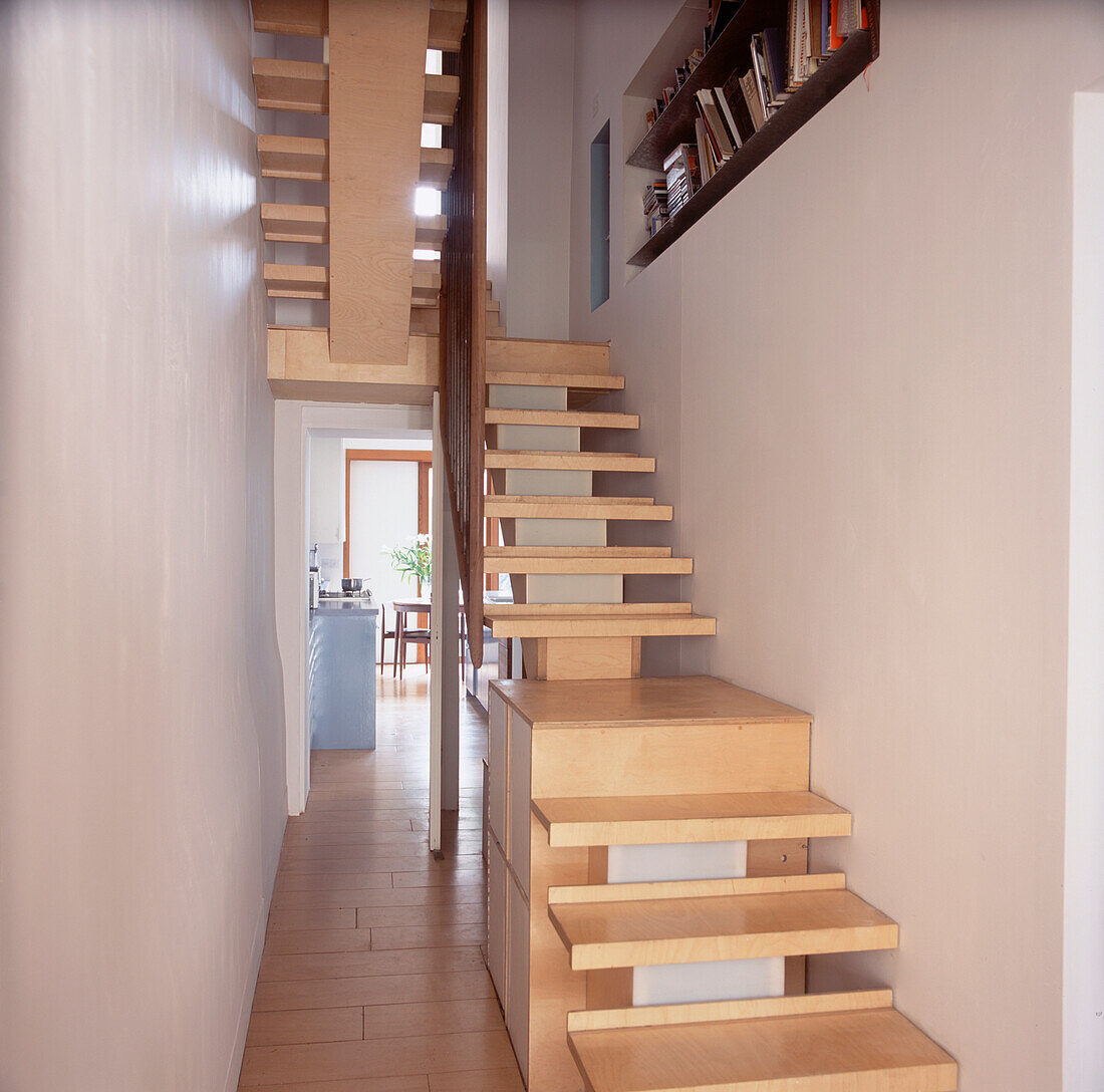 Zeitgenössisches offenes Treppenhaus mit guten, platzsparenden Aufbewahrungsideen