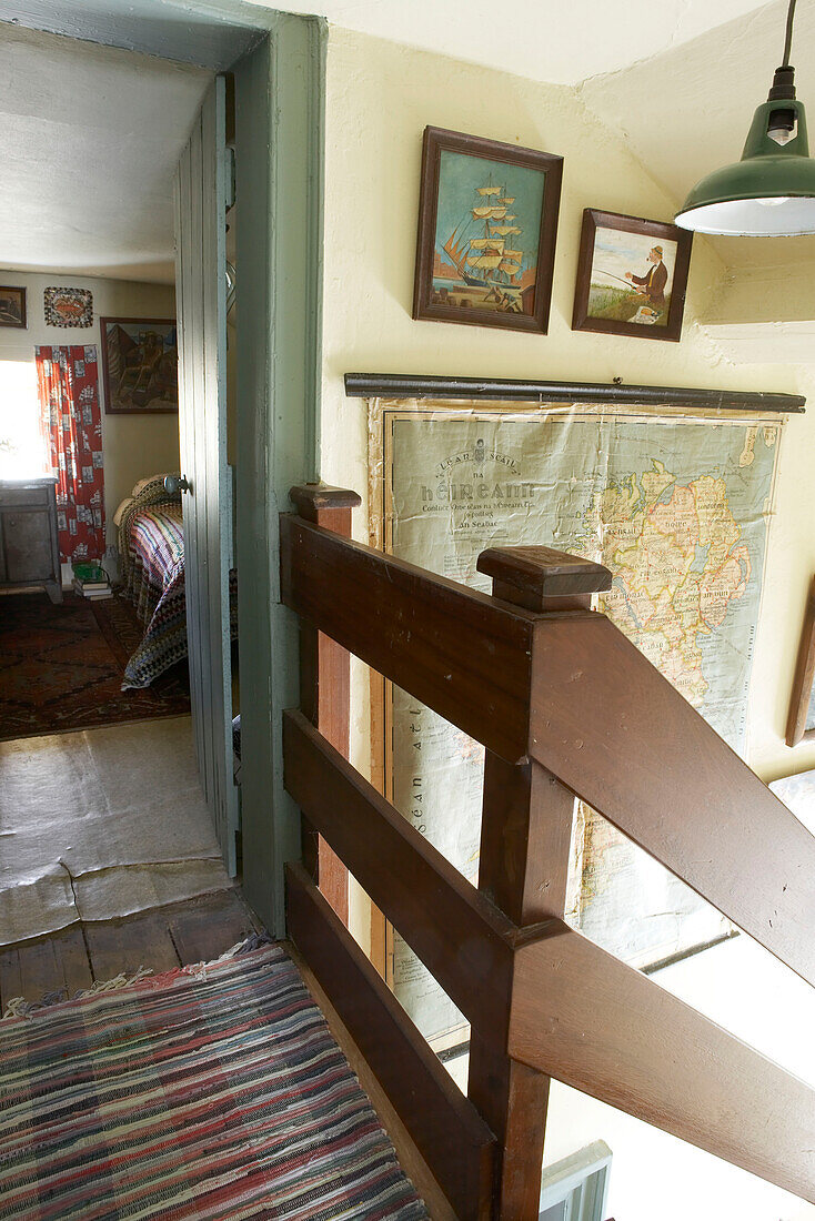 Treppenabsatz im Leuchtturm-Cottage mit hölzerner Ballustrade und Blick auf das Schlafzimmer