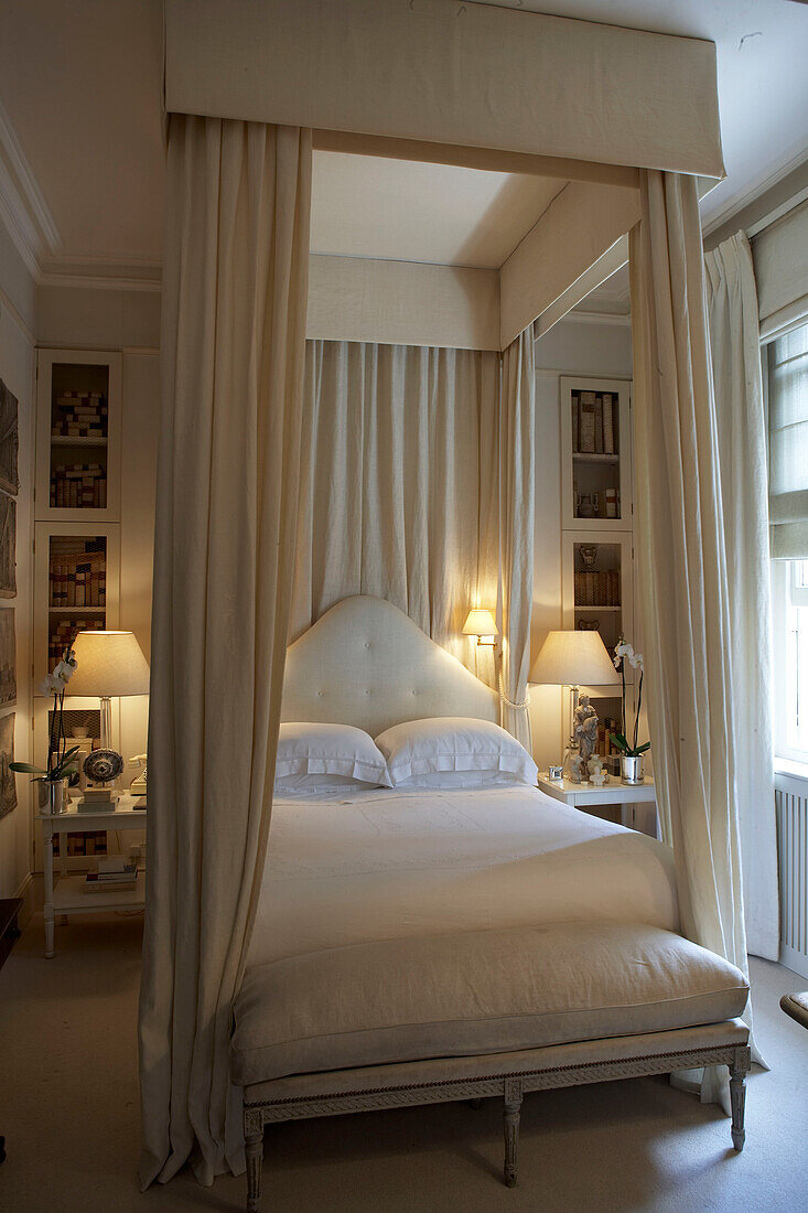 Luxuriöses Schlafzimmer mit Himmelbett