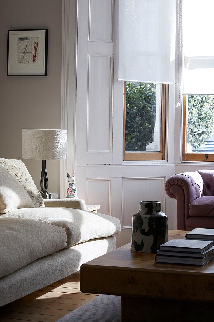 Sonnenbeschienenes Sofa im Wohnzimmer eines Londoner Stadthauses, Vereinigtes Königreich