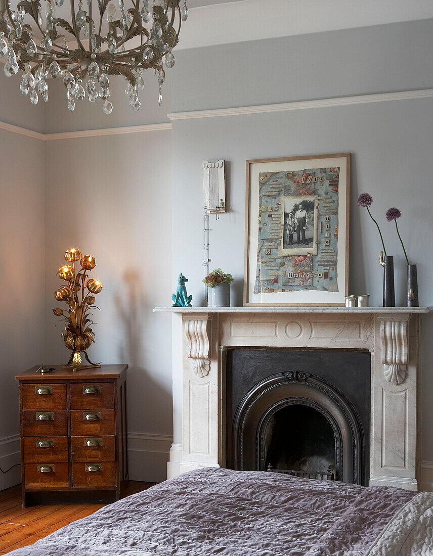 Schlafzimmerdetail mit antiken Möbeln in einem Londoner Stadthaus, UK