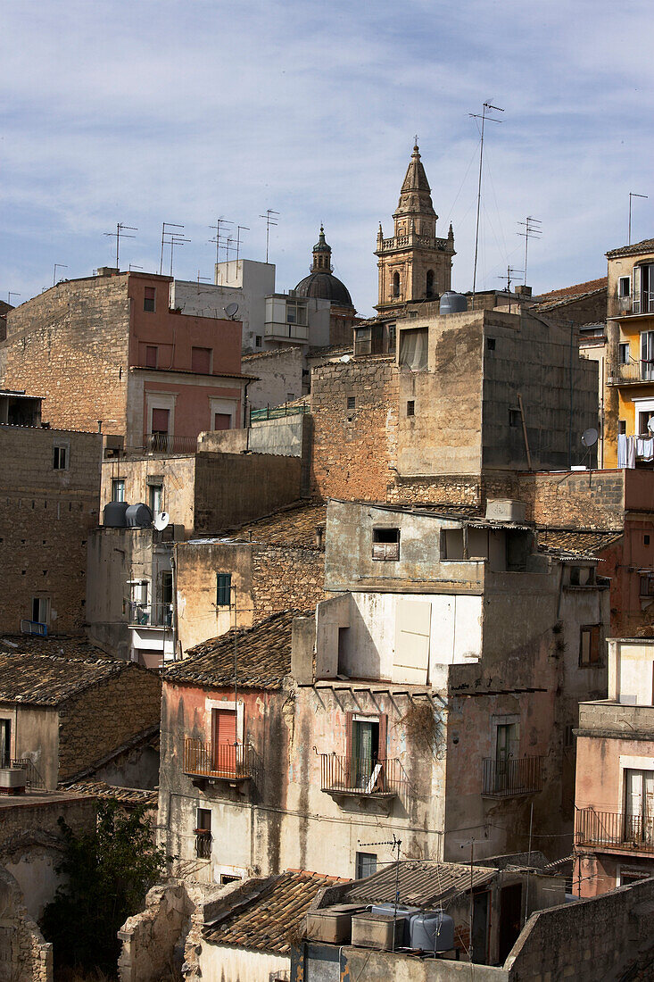 Die auf einem Hügel gelegene Stadt Ragusa Ansicht des Wohnviertels von oben