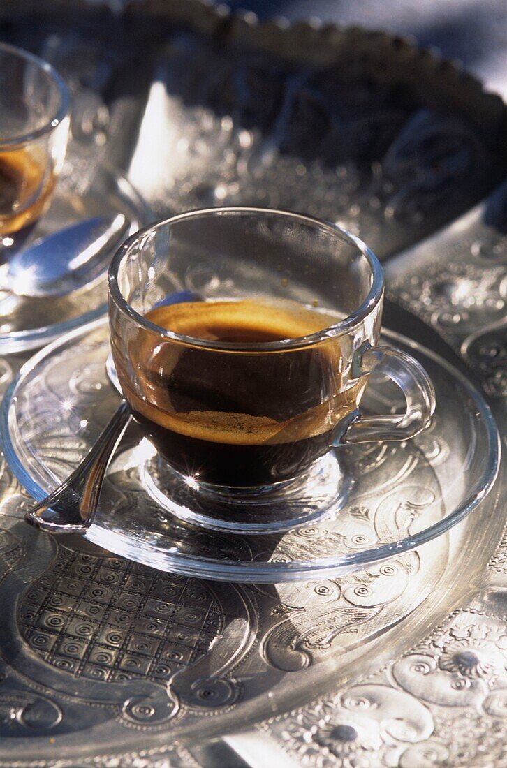 Tasse Espressokaffee auf verziertem Silbertablett