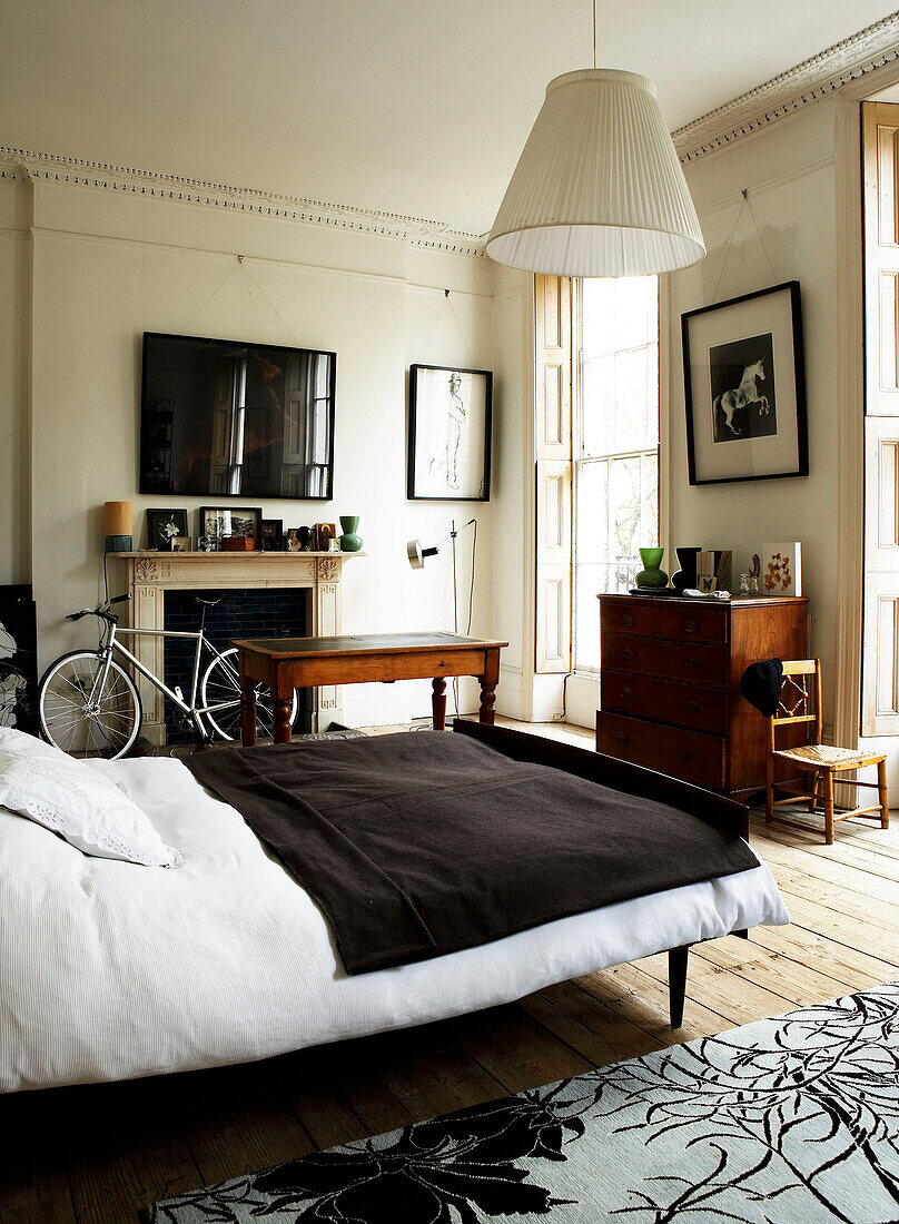 Modern eclectic style bedroom