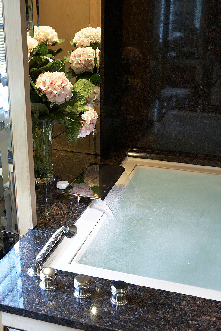 Badewanne mit Marmorverkleidung im Art-Déco-Stil (Detailaufnahme)