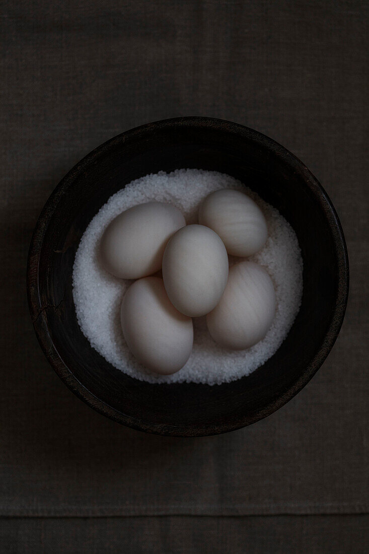 Salzschüssel mit weißen Eiern darin