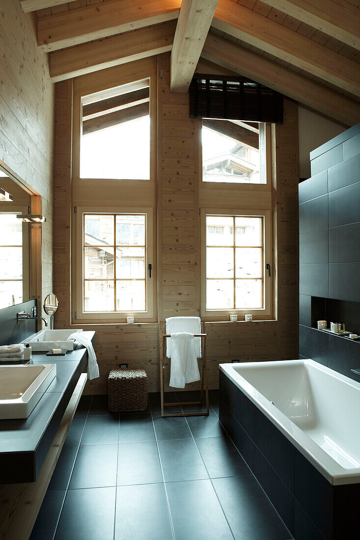 Gefliestes Badezimmer mit hohen Balken in einem Luxushaus in Zermatt, Schweiz