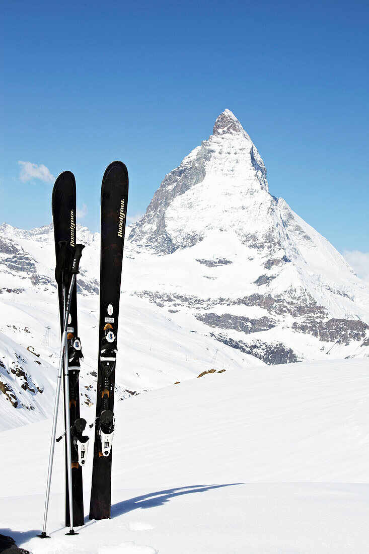 Skier und Skistöcke mit Blick auf das Matterhorn in Zermatt, Wallis, Schweiz