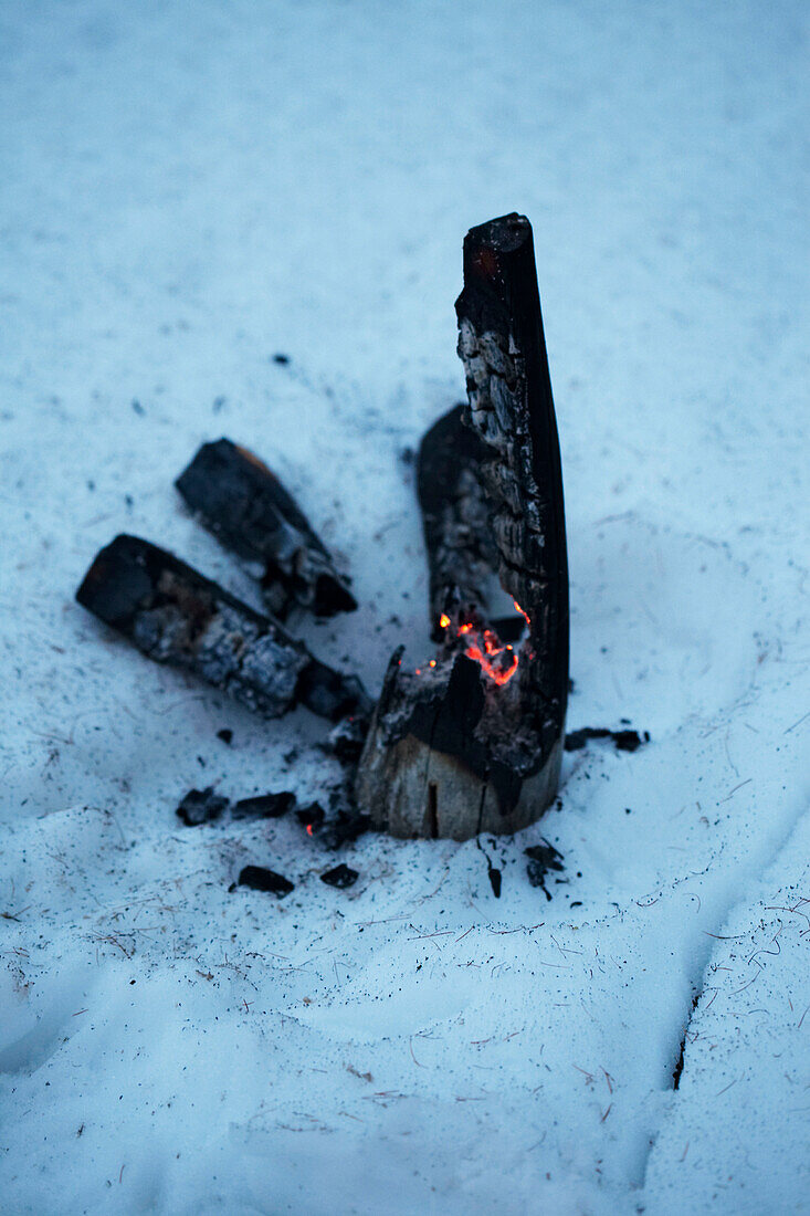 Brennende Glut auf Holzkohle in Zermatt, Wallis, Schweiz