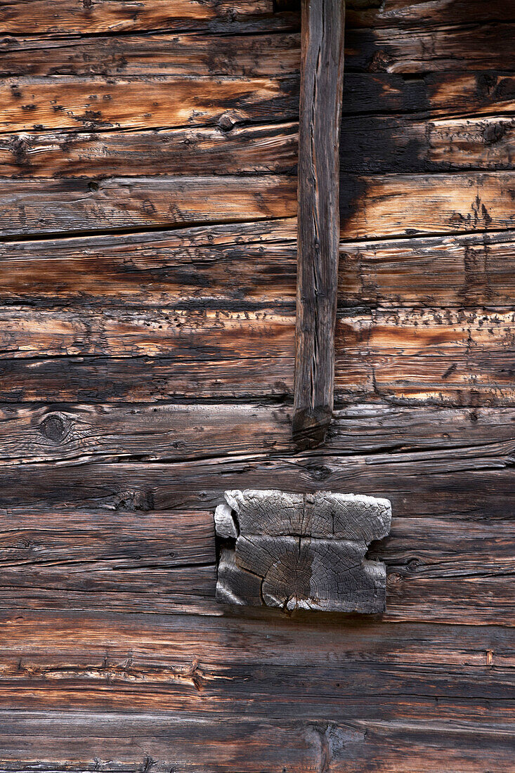 Holzverkleidete Außenseite eines Nebengebäudes in Zermatt, Wallis, Schweiz
