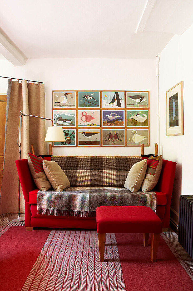 Wohnzimmer mit roten Polstermöbeln und modernem Landhausstil