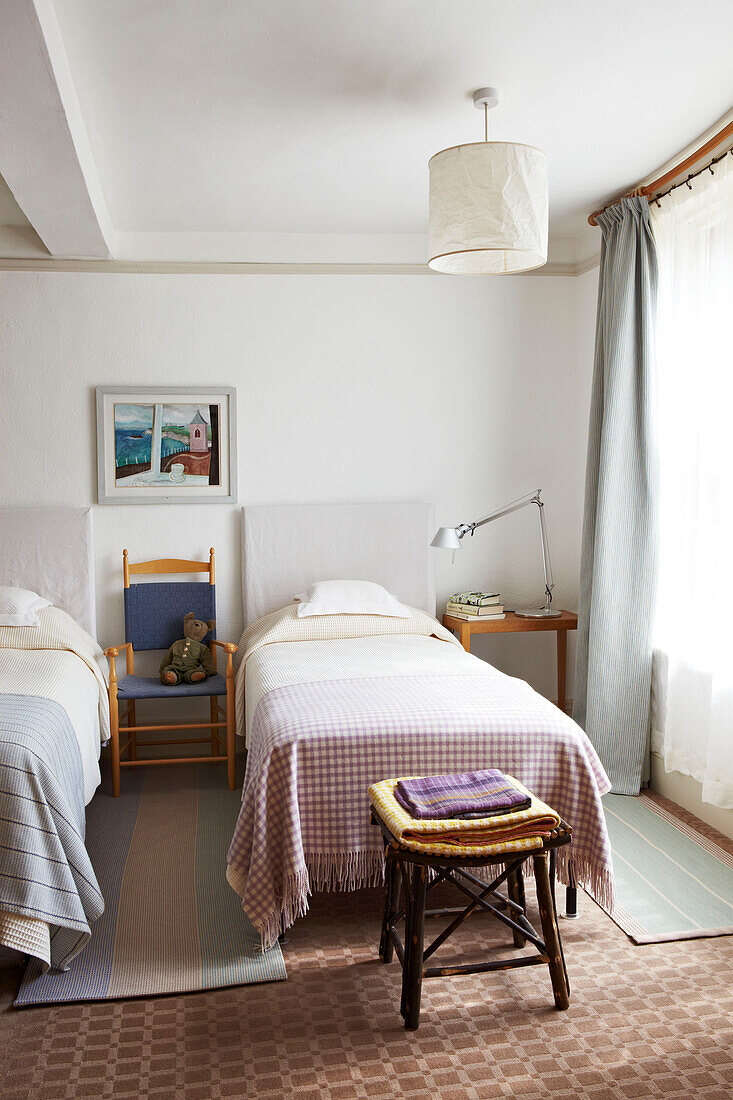 Modernes Zweibettzimmer im Landhausstil mit Teppichen und Decken
