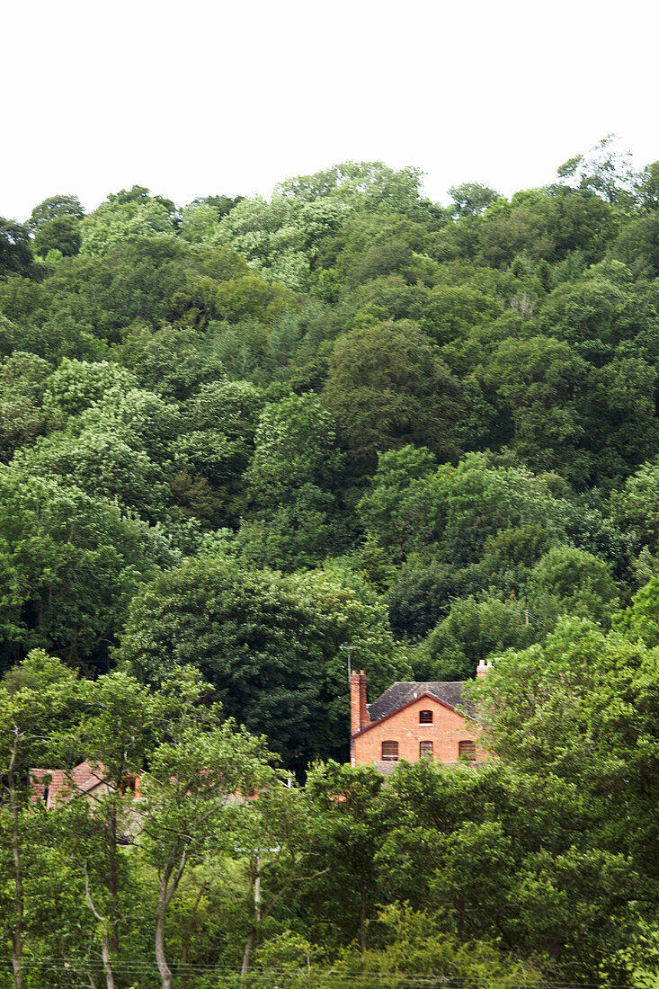 Zeitgenössisches Haus aus rotem Backstein inmitten der Malvern Hills