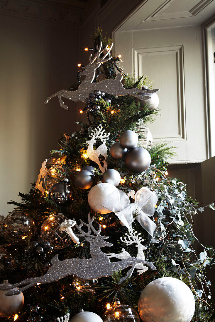 Weihnachtsbaumschmuck mit Dekoration und Lichterketten