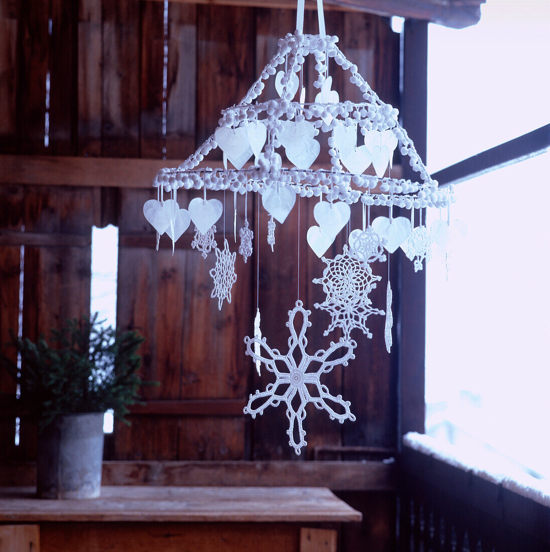 Hausgemachter Kronleuchter mit Weihnachtsbaumschmuck aus Spitzenbändern und Pompons