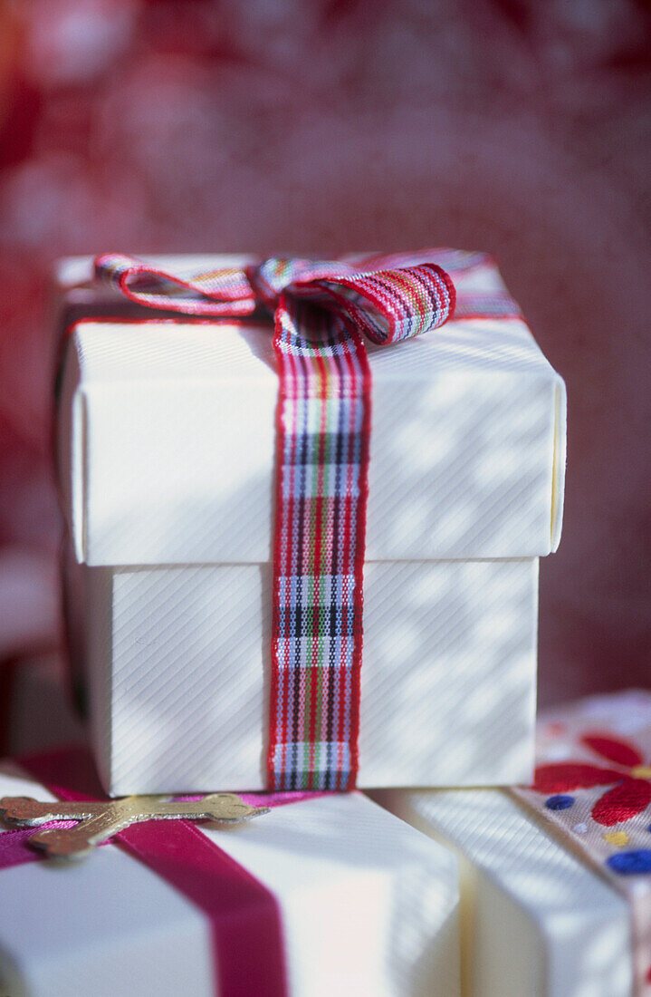 Weihnachtsgeschenkboxen mit buntem Band verschnürt