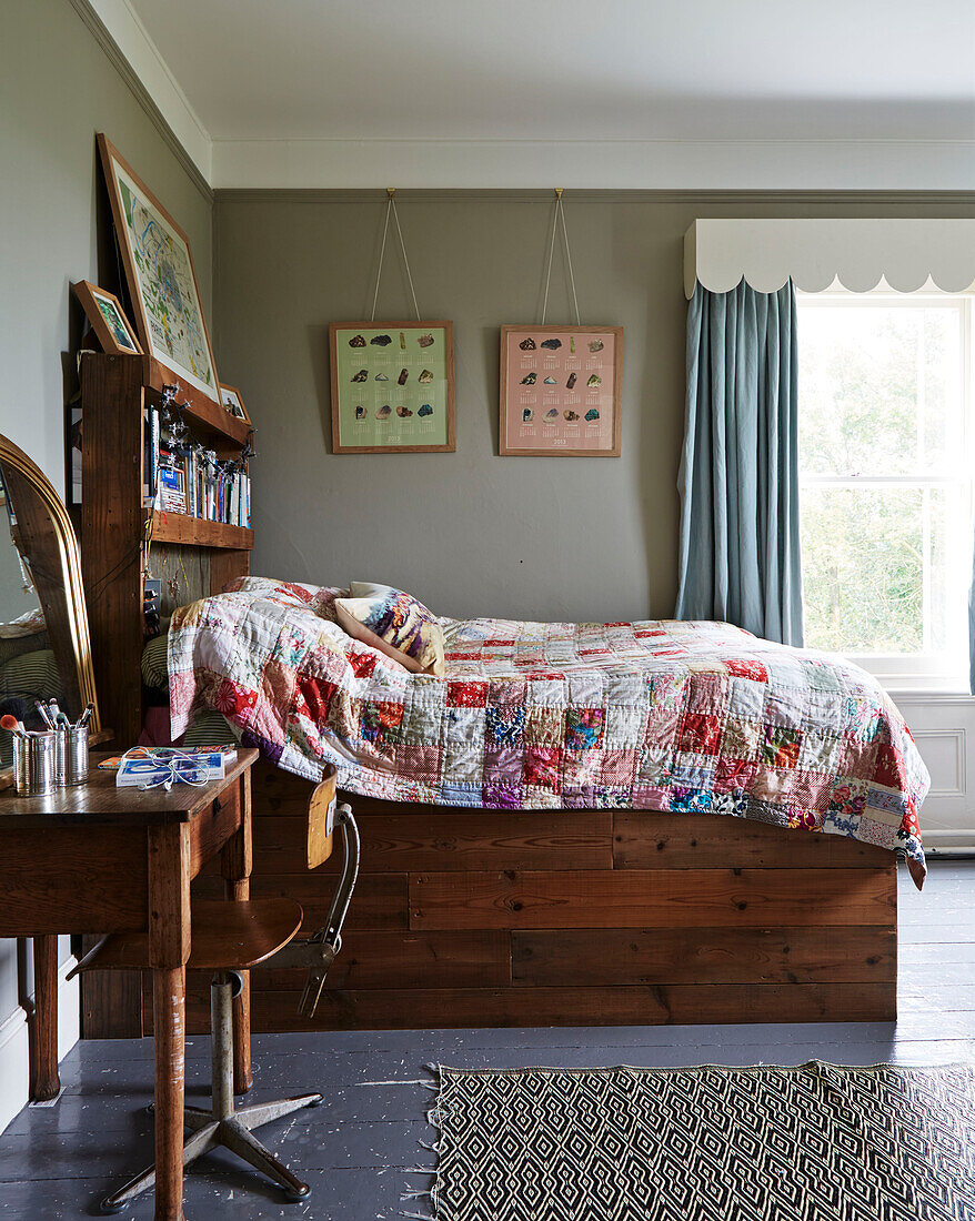 Patchwork-Quilt auf Doppelbett mit Vintage-Tisch und -Stuhl im Haus der Familie Rye, East Sussex, England, UK