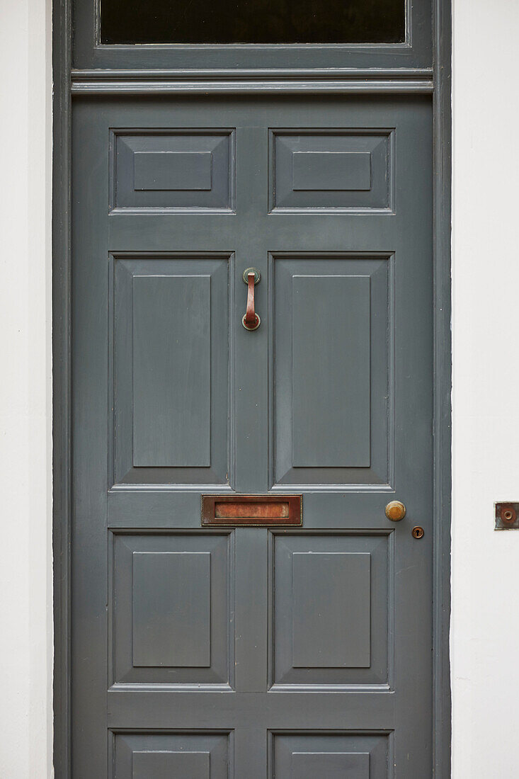 Getäfelte graue Eingangstür eines Hauses in Rye, East Sussex, England, UK