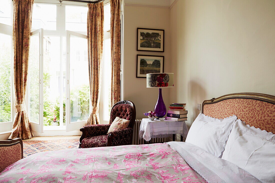 Antikes Bett und Stuhl mit offenen Balkontüren in einem alten Londoner Stadthaus, England, UK