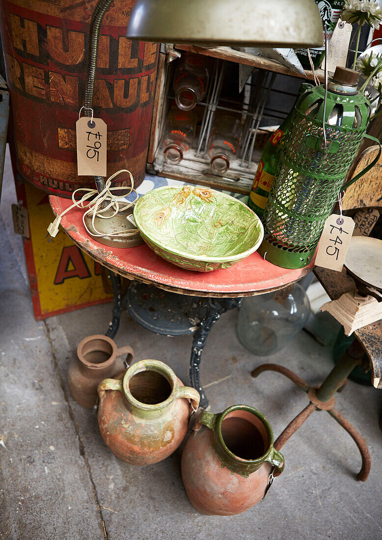 Sammlung von Gegenständen auf einem Beistelltisch in einem Antiquitätengeschäft in Evershot, Dorset, Kent, UK