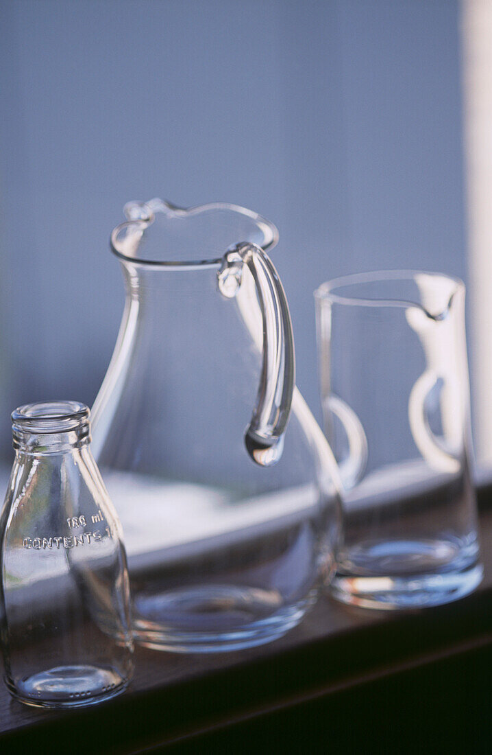 Glasmilchflasche mit zwei Glaskrügen