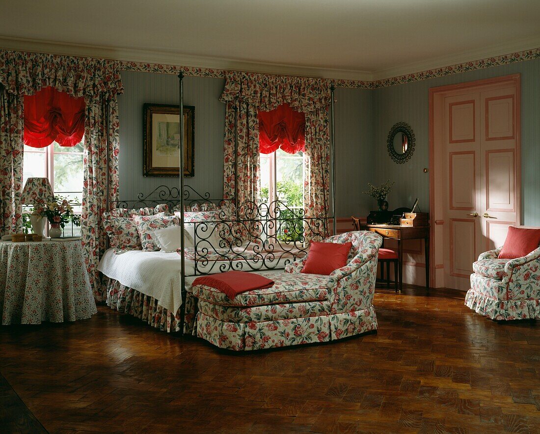 Koordinierte Blumendrucke im Schlafzimmer mit rotem Akzent