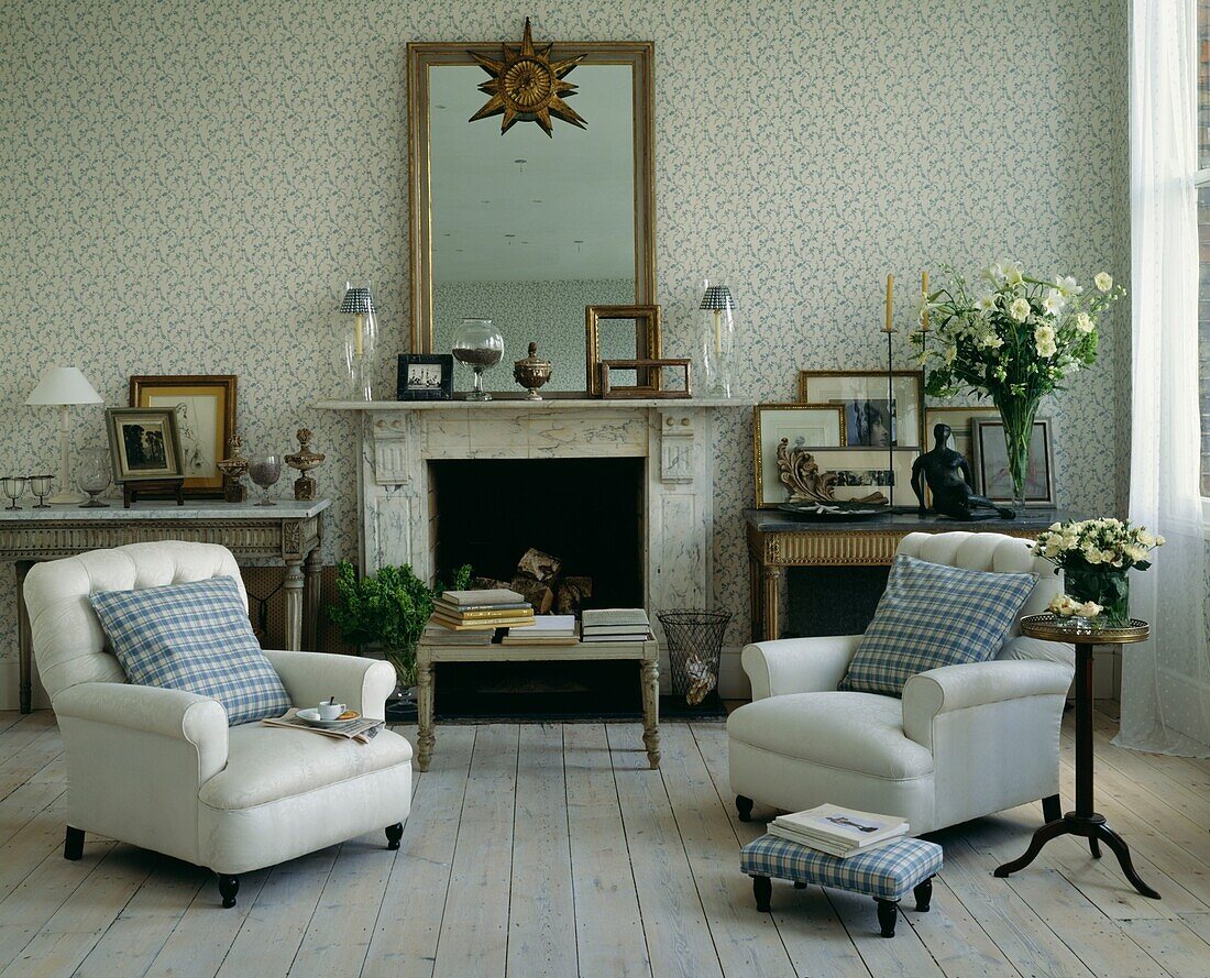 Passende Sessel mit koordiniertem Karostoff in einem Wohnzimmer mit gemusterter Tapete und gestrichenen Dielen