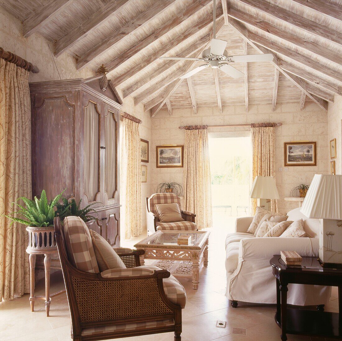 Sonnendurchflutete Sitzecke im Wohnzimmer mit hoher Balkendecke und Kleiderschrank
